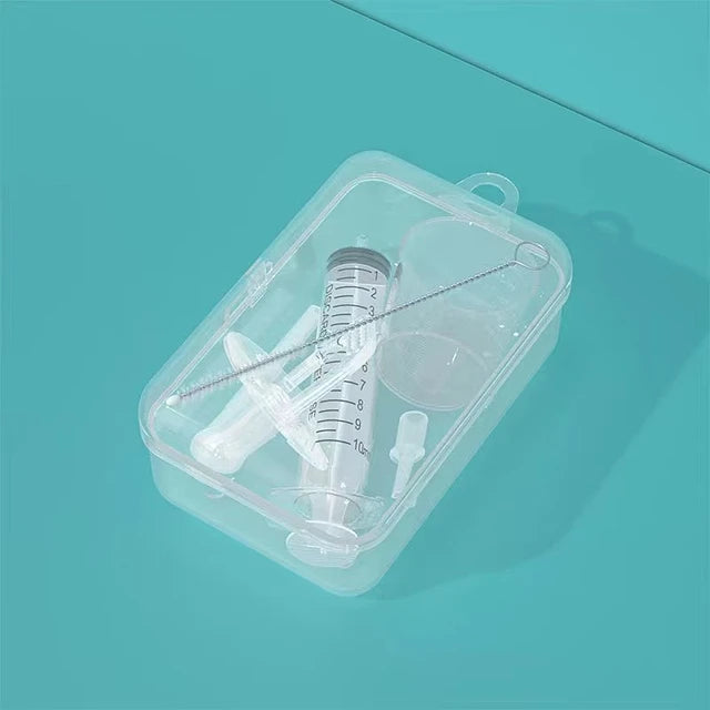 Chupete dosificador para bebés con jeringa y marcas de medición.