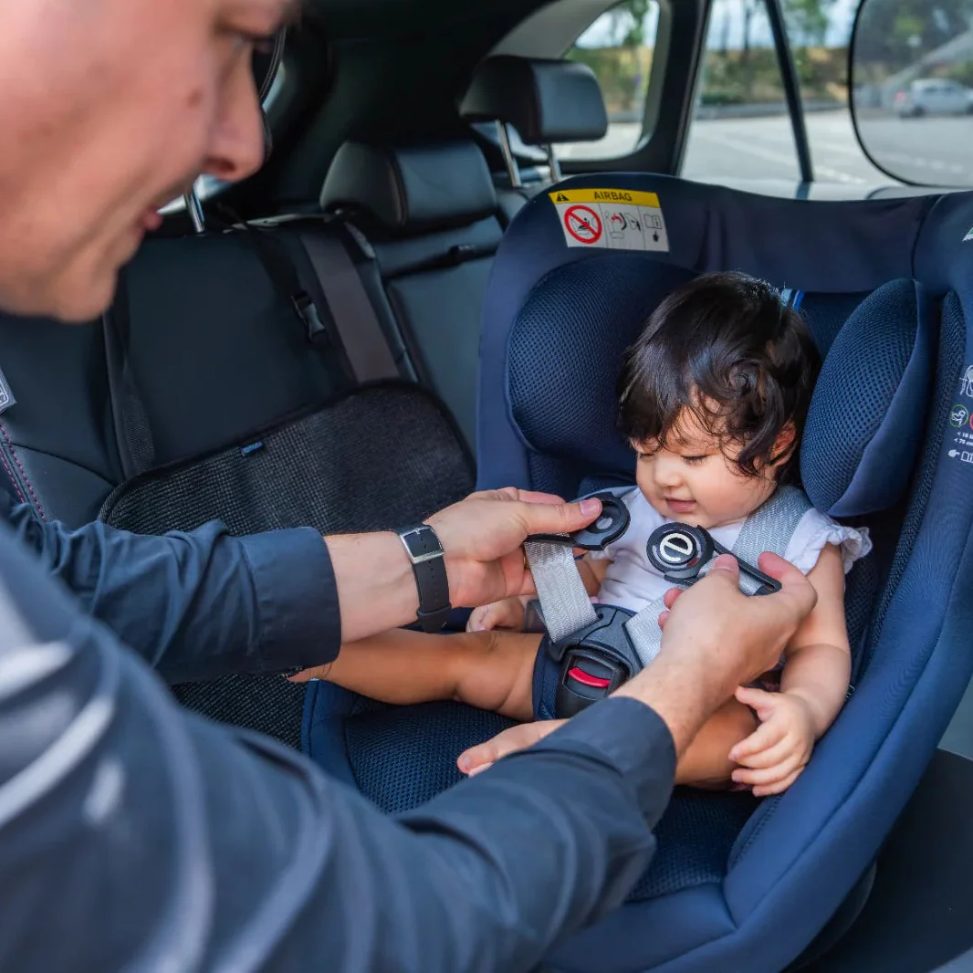 Broche para mochila infantil con sistema de seguridad para arnés