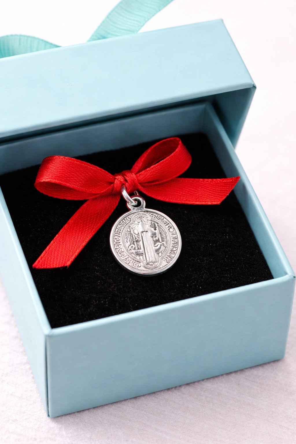 Medalla San Benito Plata 925 para Bebé con Cinta Roja – Protección y Regalo Especial