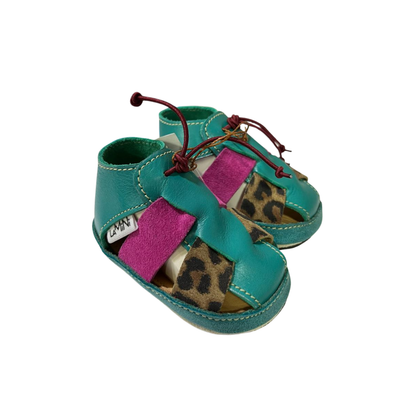 Sandalia ergonómica para bebés Peumo 100% cuero con suela antideslizante reciclada.