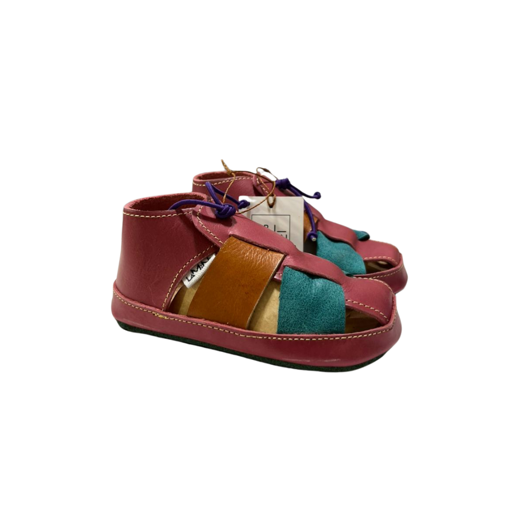 Sandalia ergonómica para bebés Peumo 100% cuero con suela antideslizante reciclada.