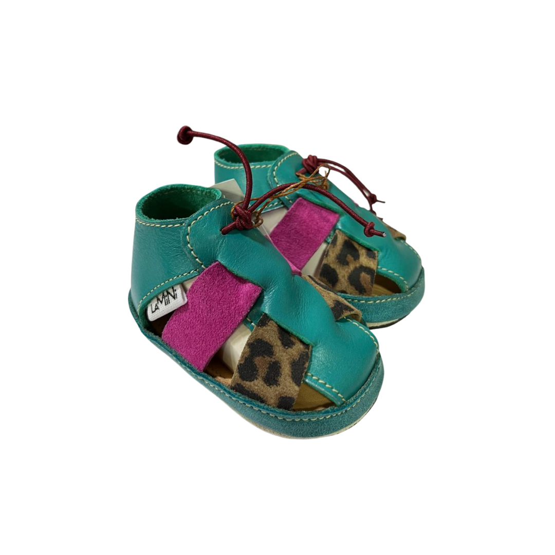 Sandalia ergonómica para bebés Peumo 100% cuero con suela antideslizante reciclada.